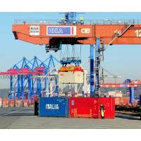4561_0787 Ein Bahnkran, Portalkran hebt einen Container auf - HHLA Containerkran Burchardkai. | 